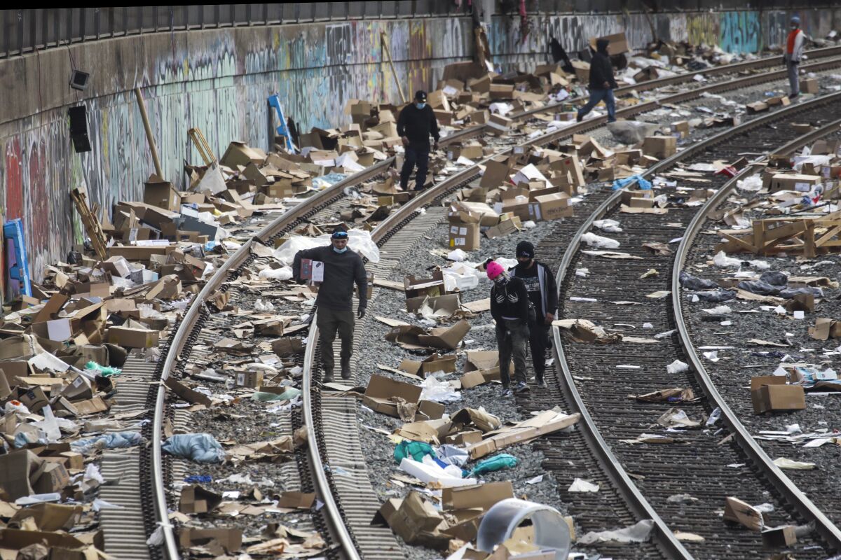 Los Angeles railroad theft rings are taken down, police say Los