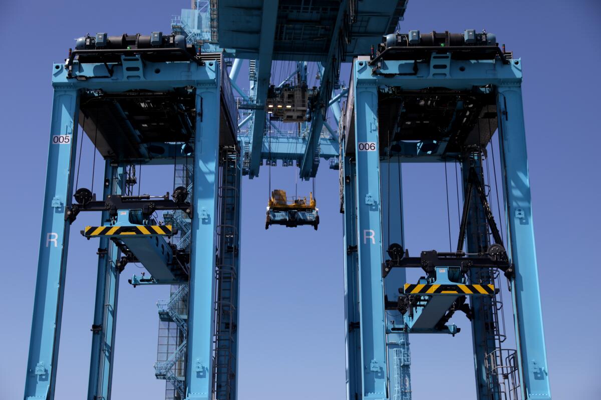 Driverless straddle carriers at Maersk’s APM Terminal