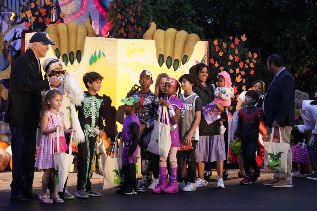 El presidente Joe Biden celebrando Halloween en la Casa Blanca en Washington 