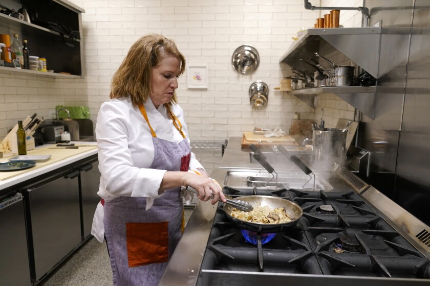 Amy Brandwein, chef y dueña de Centrolina, prepara un plato en su restaurante en Washington.