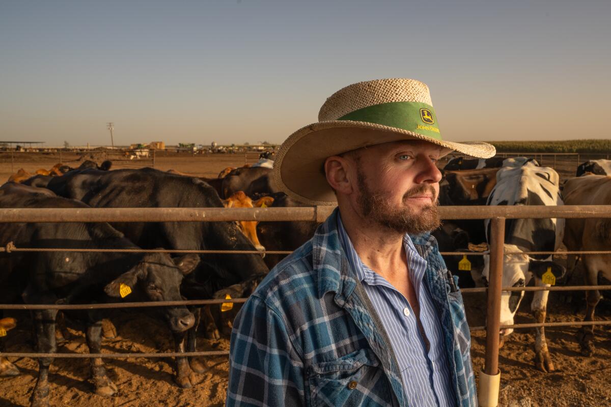 Brandon Mendonza, de 37 años, un agricultor de tercera generación en Tipton, ha