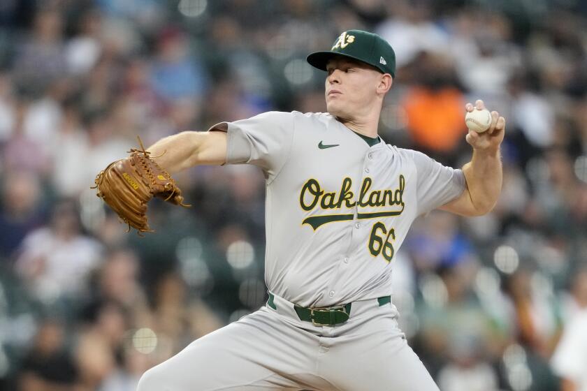 Brady Basso, abridor de los Atléticos de Oakland, hace un lanzamiento en el juego del viernes 13 de septiembre de 2024 ante los Medias Blancas de Chicago (AP Foto/Charles Rex Arbogast)