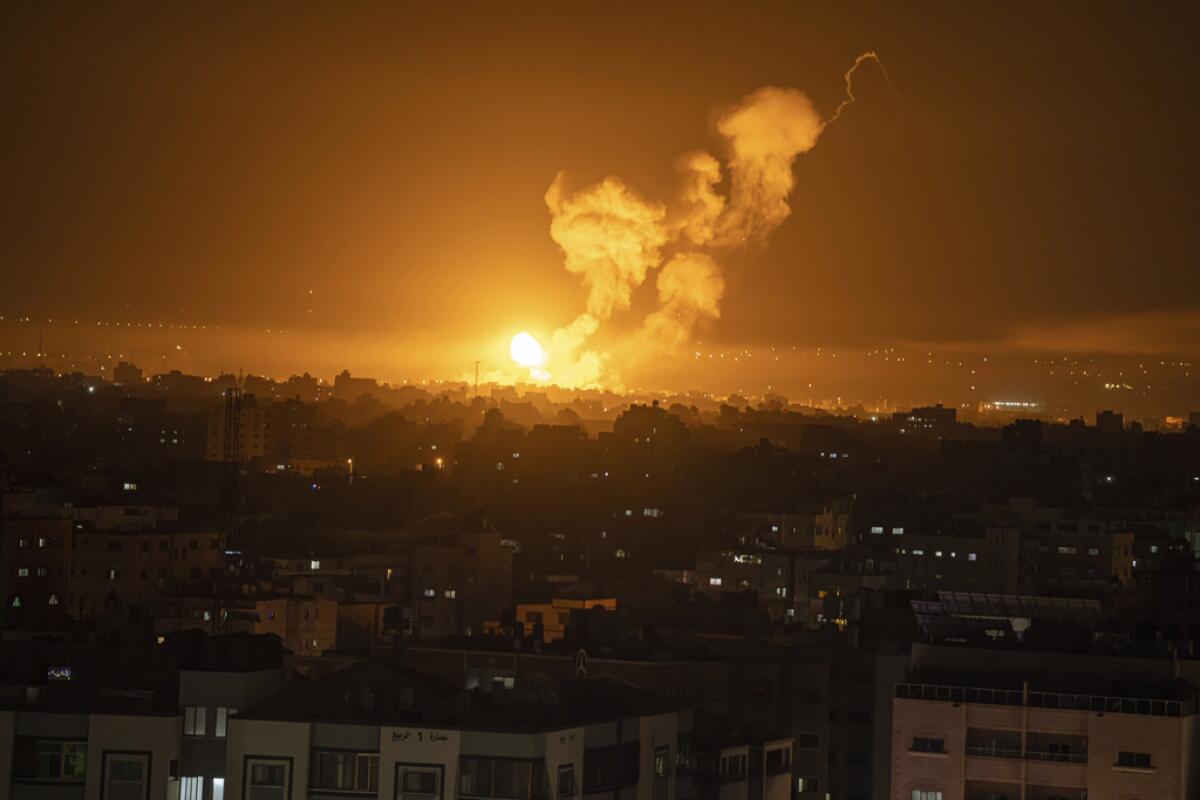 Fuego y humo salen del lugar de un ataque aéreo israelí