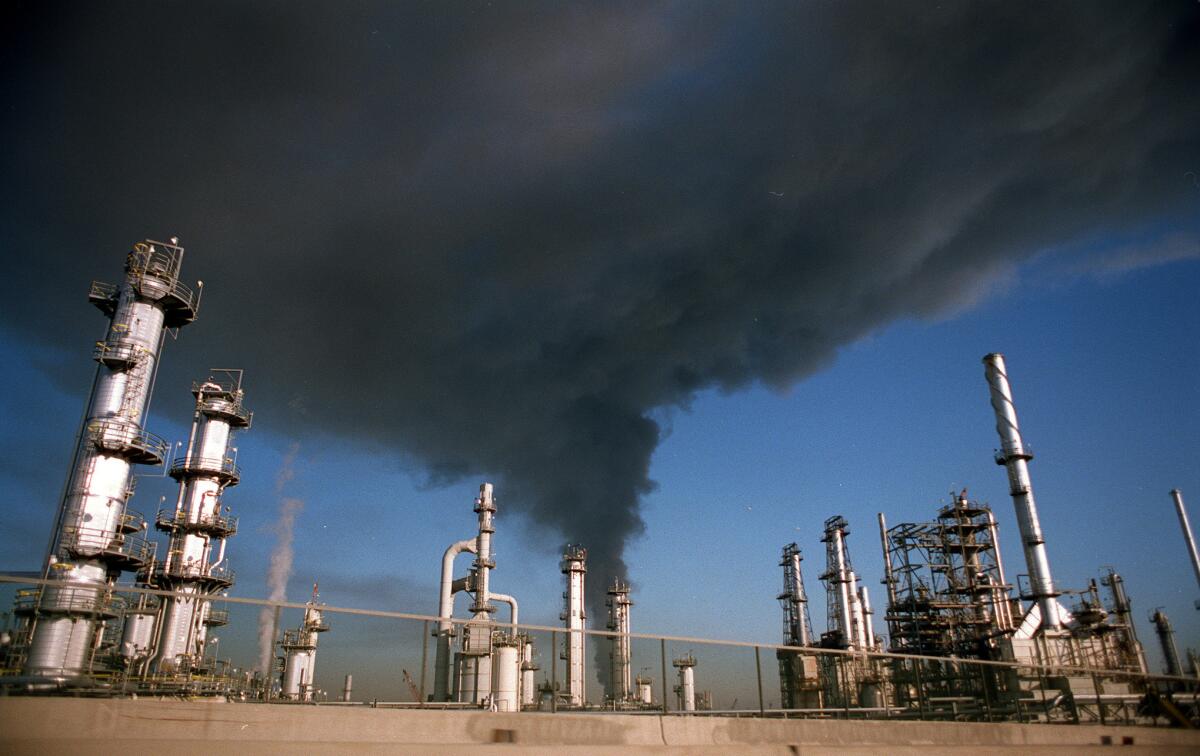 Smoke rises hundreds of feet into the air from a fire at the Texaco refinery in Wilmington in 1996.