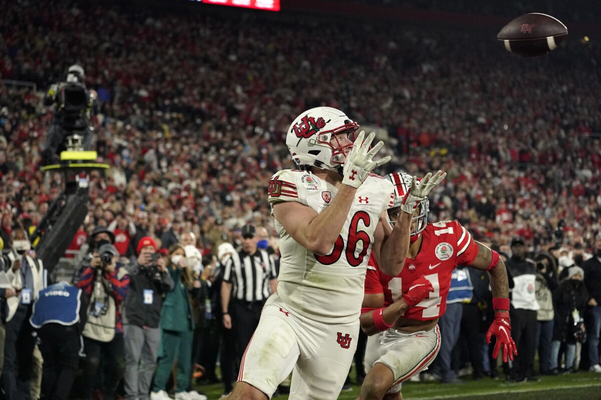 Utah tight end Dalton Kincaid catches a touchdown during the second half in the Rose Bowl NCAA college football game against Ohio State Saturday, Jan. 1, 2022, in Pasadena, Calif. (AP Photo/Mark J. Terrill)