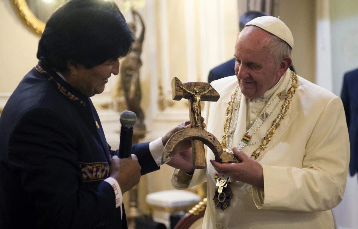 El presidente de Bolivia, Evo Morales entrega un crucifijo al papa Francisco grabado en un símbolo comunista de la hoz y el martillo en La Paz, Bolivia.