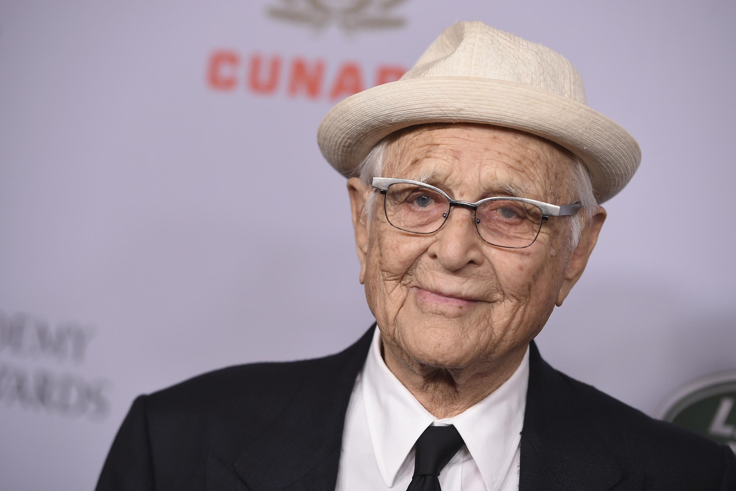 ARCHIVO - Norman Lear llega a los BAFTA Los Angeles Britannia Awards en el Hotel Beverly 