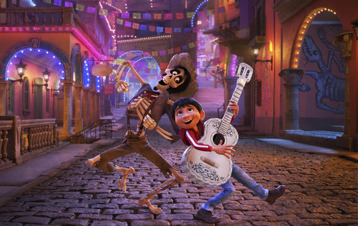 Una escena de la cinta animada Coco, inspirada en la celebración mexicana del Día de los Muertos.