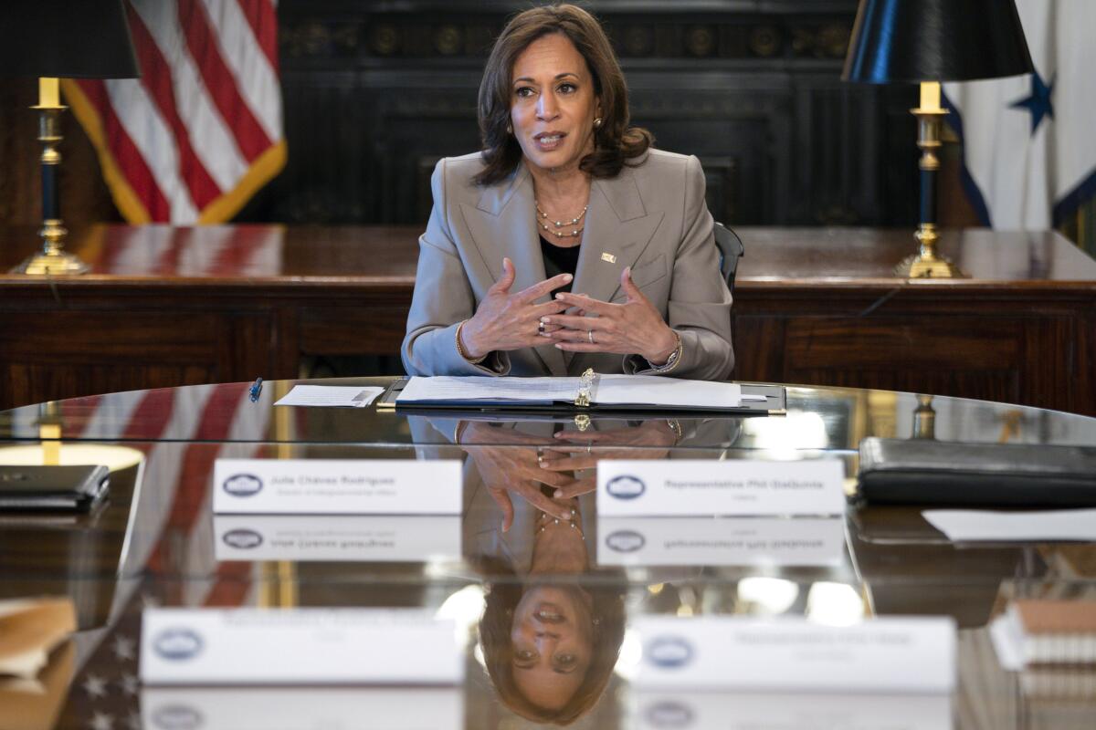 ARCHIVO - La vicepresidenta Kamala Harris habla en una reunión con legisladores