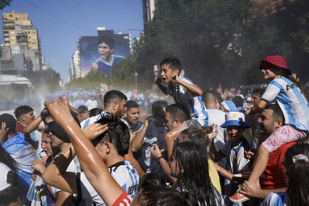Fanáticos del fútbol que esperan para ver a la selección de fútbol de Argentina 