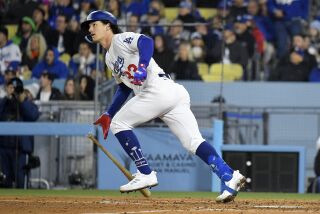 James Outman de los Dodgers de Los Ángeles corre a primera base luego de conectar un jonrón de dos carreras durante la sexta entrada del juego contra los Diamondbacks de Arizona, el jueves 30 de marzo de 2023, en Los Ángeles. (AP Foto/Mark J. Terrill)