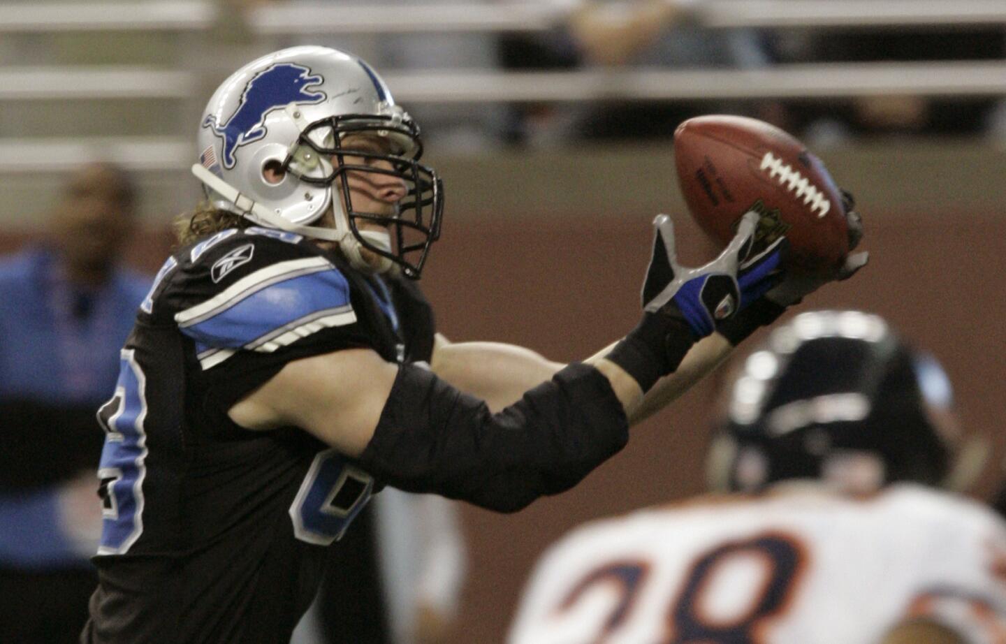 Detroit Lions tight end Dan Campbell, left,defended by Chicago Bears safety Danieal Manning, pulls in a 23-yard touchdown during the first quarter of their football game at Ford Field in Detroit, Sunday, Dec. 24, 2006. (AP Photo/Carlos Osorio)
