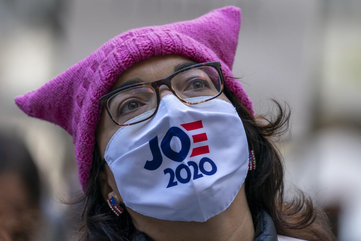Una mujer con una mascarilla en apoyo a Joe Biden 