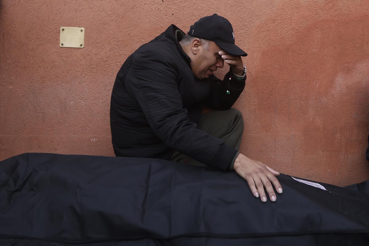 Un hombre palestino llora a un familiar muerto en el bombardeo israelí 