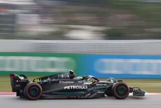 El piloto de Mercedes Lewis Hamilton maniobra su auto durante la tercera sesión de prácticas en el Gran Premio de España en el Circuito de Barcelona-Cataluña el sábado 3 de junio del 2023. (AP Foto/Joan Monfort)