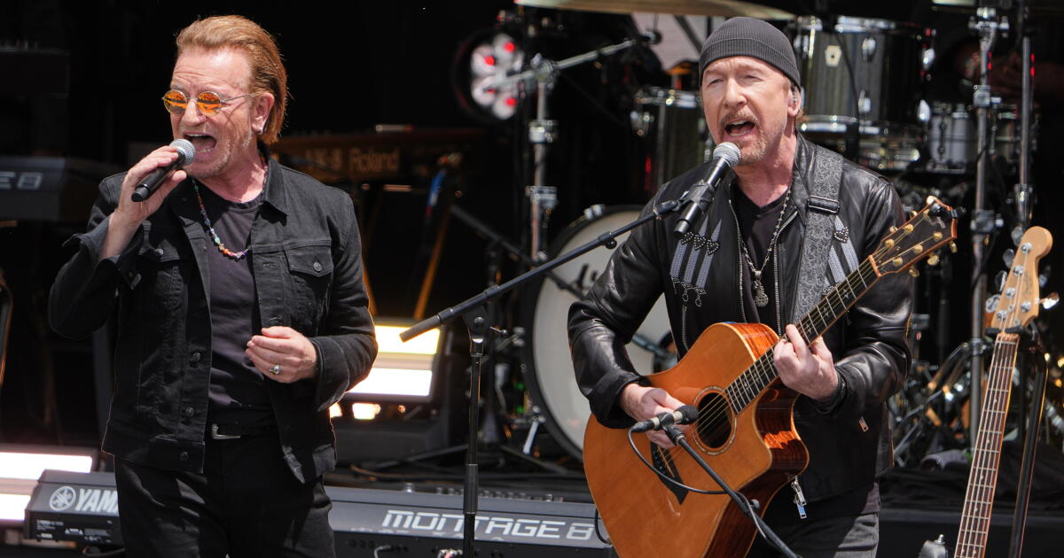 U2 的中场秀重点介绍了 Netflix 的感恩节之夜 NFL 比赛