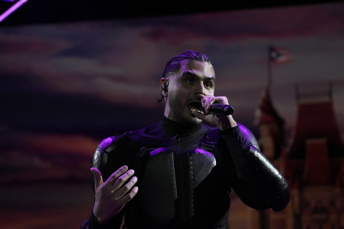 ARCHIVO - El rapero puertorriqueño Álvaro Díaz durante su presentación en el festival 