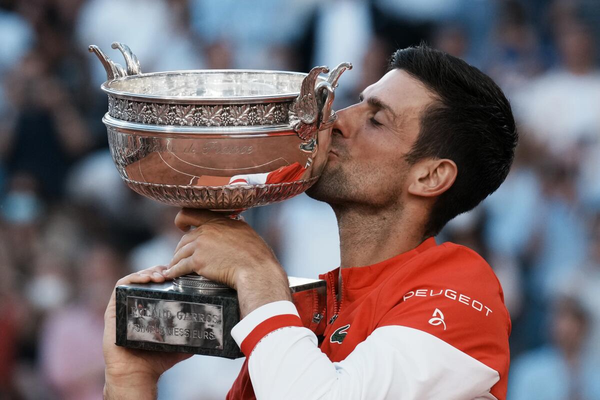 Novak Djokovic besa el trofeo tras derrotar a Stefanos Tsitsipas en la final del Abierto de Francia.