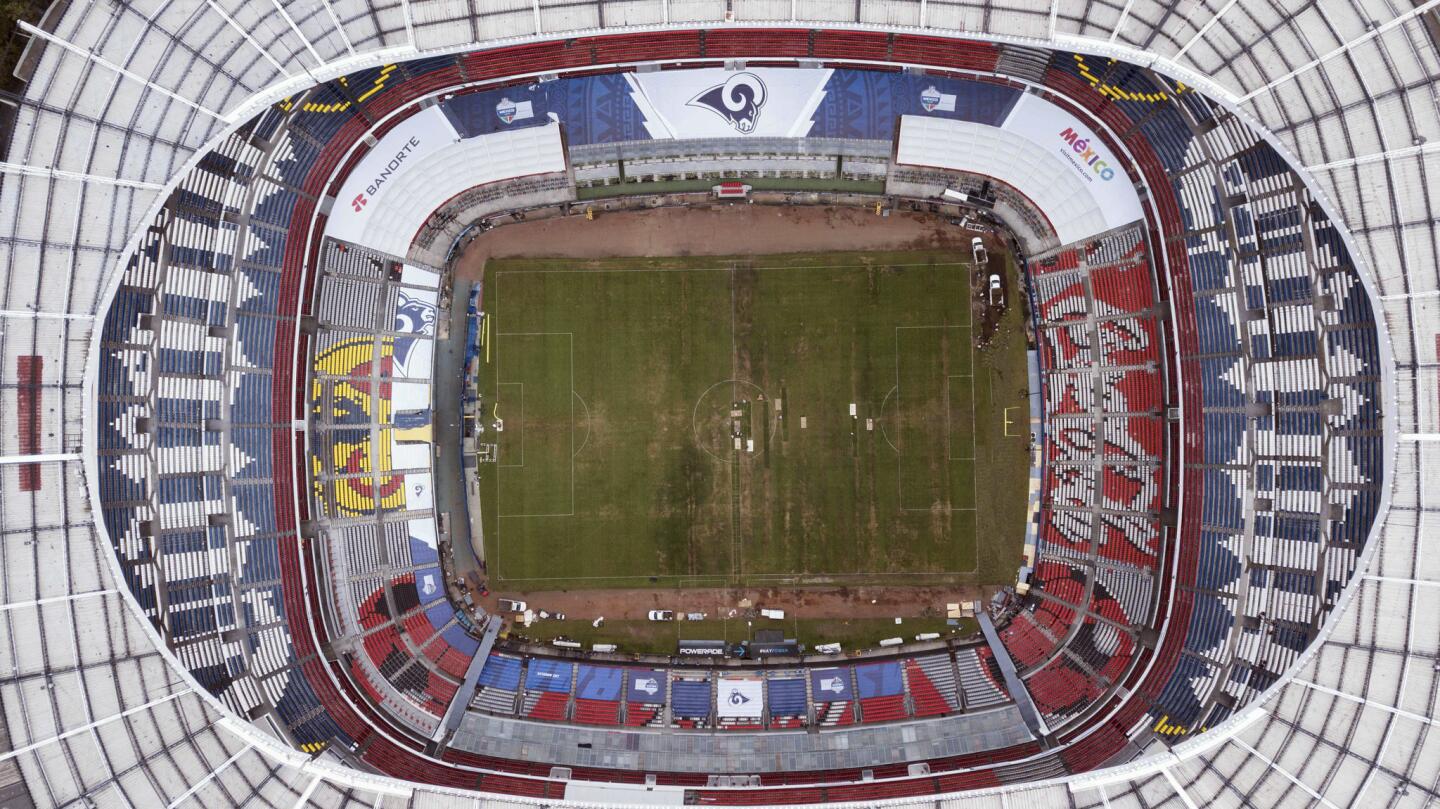 La fotografía tomada desde el aire el martes 13 de noviembre de 2018 muestra el maltrato de la cancha del Estadio Azteca, al que se le retiró en la jornada la sede del partido de la NFL que debía realizarse el próximo lunes, entre los Chiefs de Kansas City y los Rams de Los Ángeles (AP Foto/Christian Palma) ** Usable by HOY, ELSENT and SD Only **