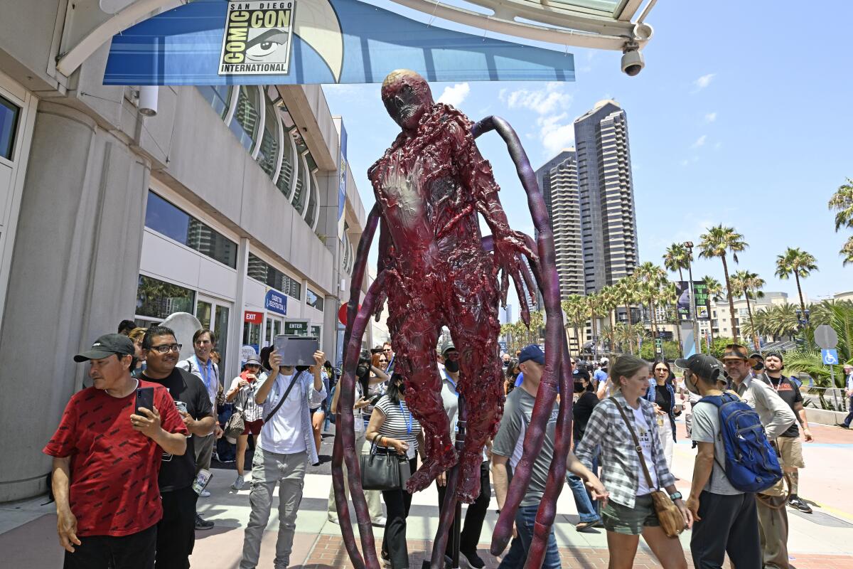 ARCHIVO - Una criatura robótica rueda frente al centro de convenciones el tercer día de Comic-Con
