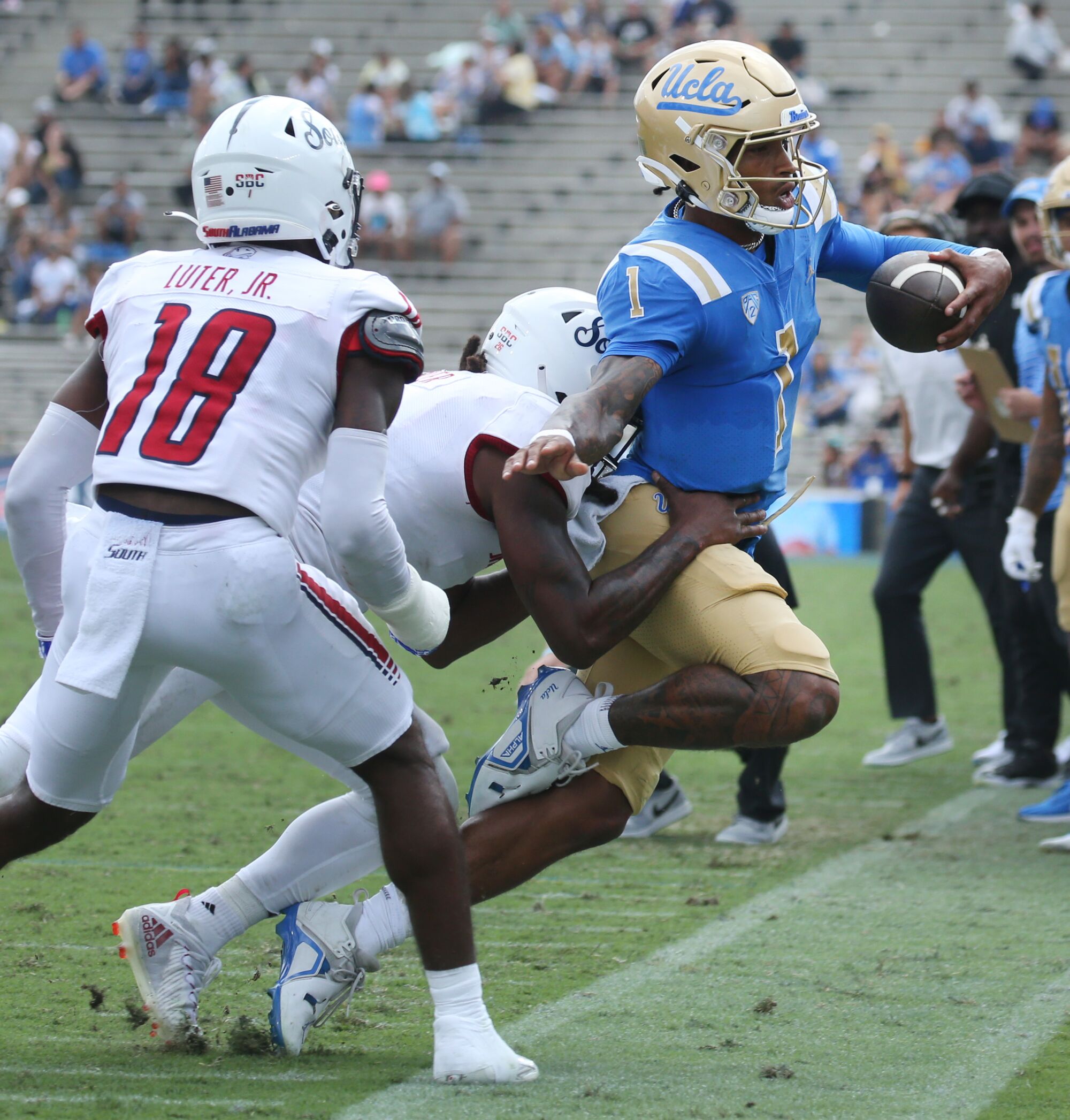 Le quart-arrière de l'UCLA, Dorian Thompson-Robinson, se bat pour deux verges contre le sud de l'Alabama 