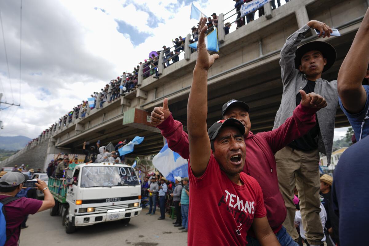 Manifestantes bloquean la autopista interamericana en Totonicapán, Guatemala. 