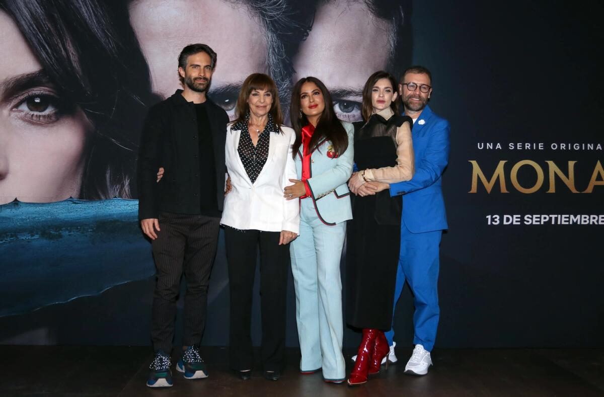 Salma Hayek y el elenco de Monarca