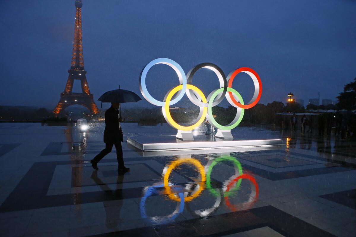 Los aros olímpicos en la plaza Trocadero frente a la Torre Eiffel, 