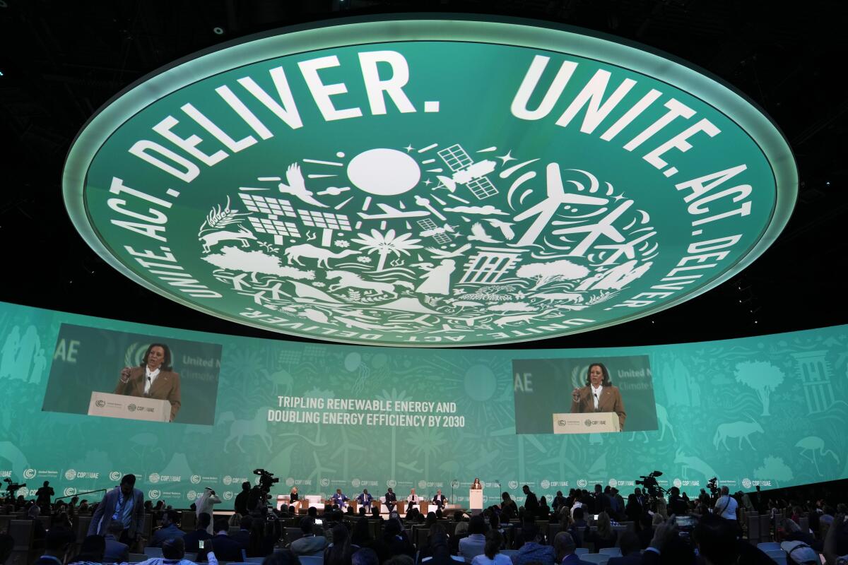 La vicepresidenta Kamala Harris habla en la Cumbre del Clima de la ONU COP28,