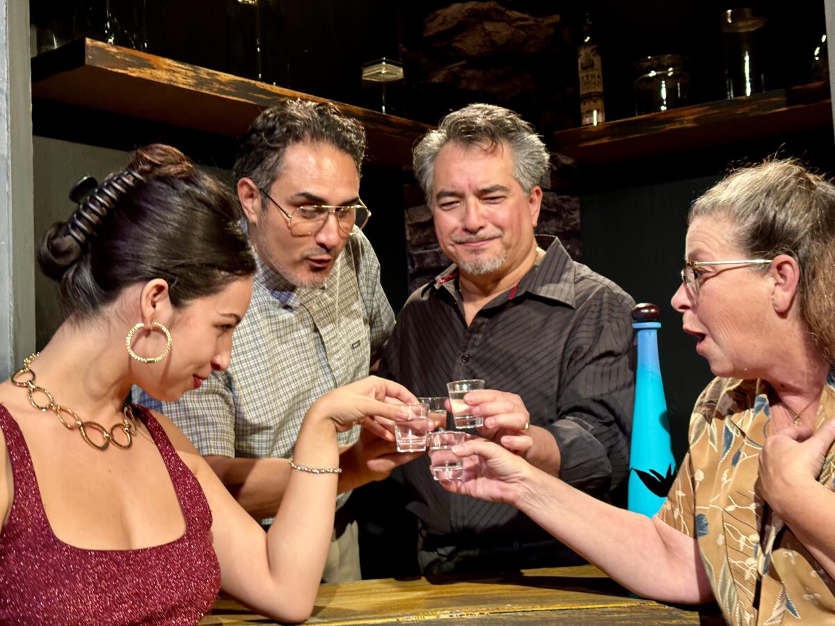 Cuatro actores comparten un brindis con tequila en la obra "Estrella del ocotillo."