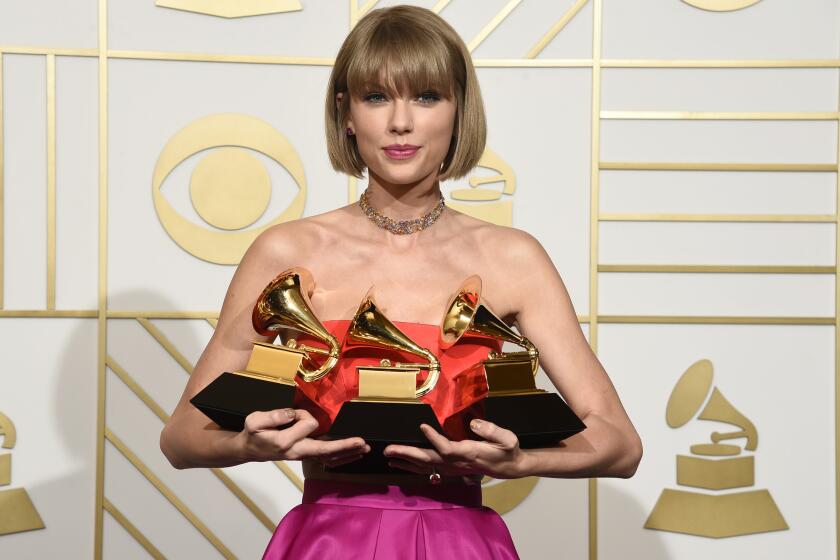 ARCHIVO - Taylor Swift posa en la sala de prensa tras ganar los premios Grammy al álbum del año y mejor álbum pop vocal por "1989", y mejor video musical por "Bad Blood", el 15 de febrero de 2016 en Los Ángeles. (Foto por Chris Pizzello/Invision/AP, Archivo)