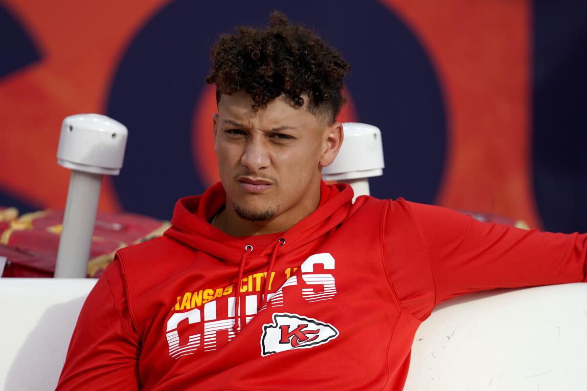 Chiefs' Patrick Mahomes injures right knee against Broncos