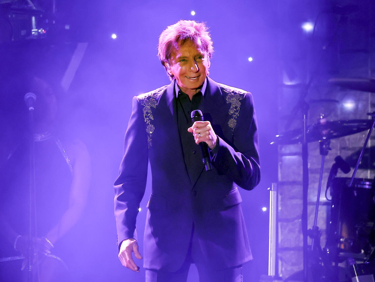 Barry Manilow returns to the stage after six-week hiatus Barry Manilow returns to the stage after six-week hiatus