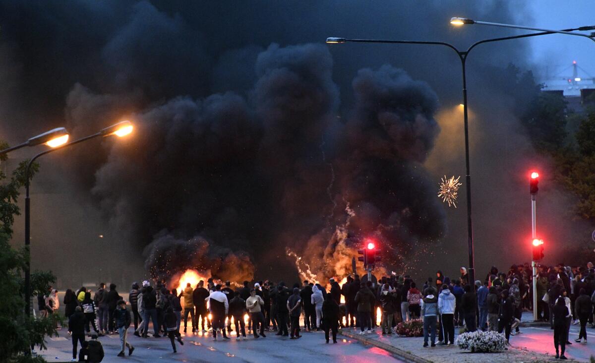 Nubes de humo se eleva tras la quema de neumáticos y el uso de fuegos artificiales durante una protesta 