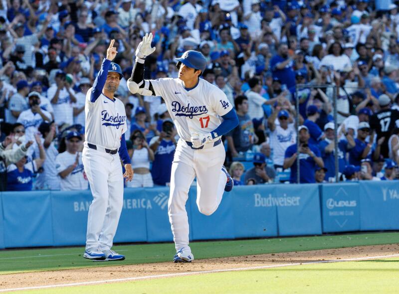Shohei Ohtani, Dodger Stadyumu'nda yaptığı solo home run'un ardından üçüncü kale antrenörü Dino Ebel ile kutlama yapıyor.