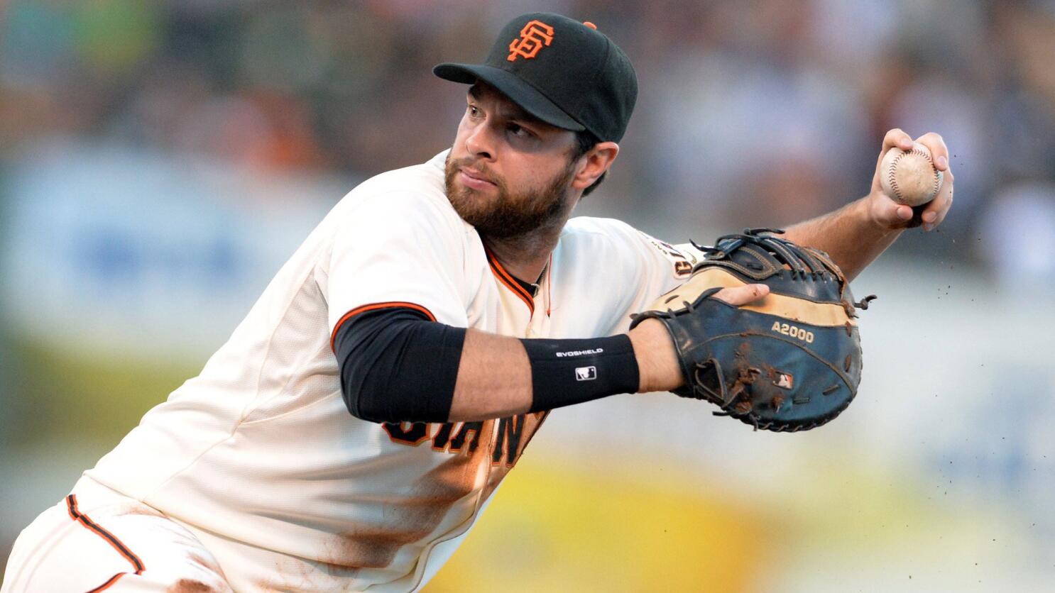 Brandon Belt extends help to man on streets in need of shoes