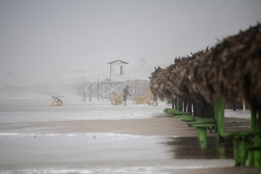 Muebles de playa a lo largo de la costa de la playa Miramar, en Tamaulipas, 惭é虫颈肠辞, el jueves 20 de junio de 2024, luego del paso de la tormenta tropical Alberto. (AP Foto/Fabián Meléndez)
