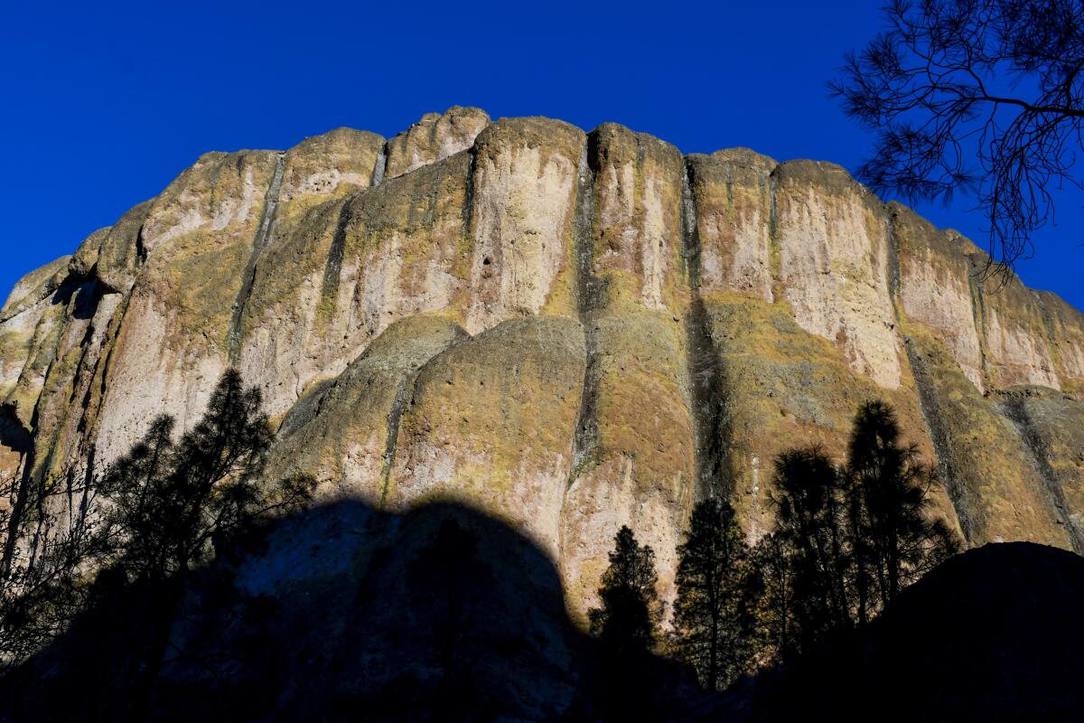 Una vista desde el lado oeste del Parque Nacional Pinnacles. El acceso al parque está dividido entre sus lados 