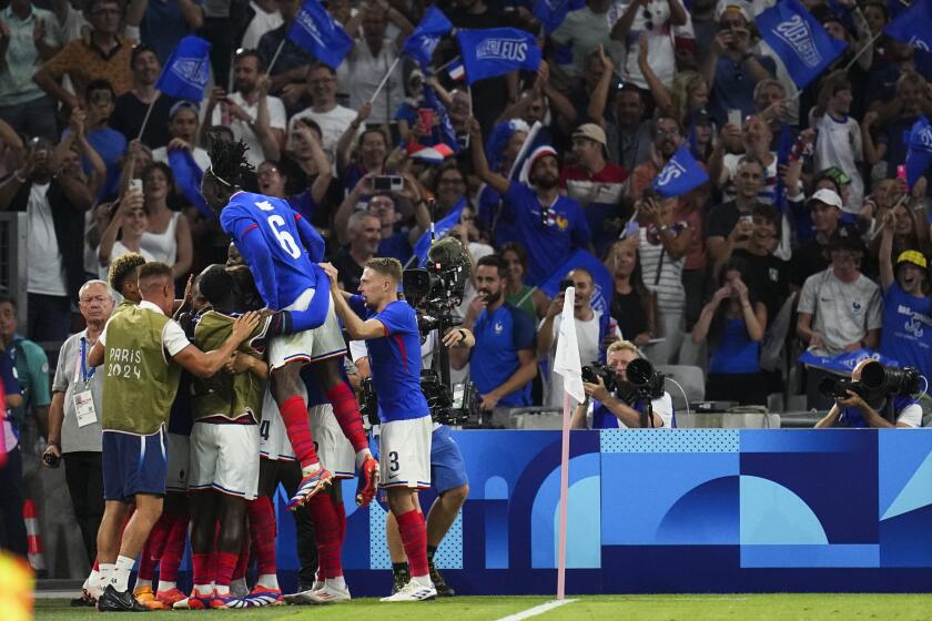 Los jugadores de Francia celebran luego que Alexandre Lacazette anotase el primer gol en la victoria 3-0 ante Estados Unidos en el fútbol de los Juegos Olímpicos, el miércoles 24 de julio de 2024, en Marsella, Francia. (AP Foto/Daniel Cole)