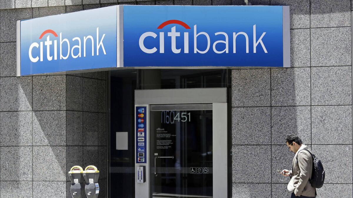 Un hombre camina por enfrente de una sucursal de Citibank en San Francisco en el año 2014. El Banco ha pactado reembolsar unos $ 700 millones por prácticas ilegales en tarjeta de crédito.