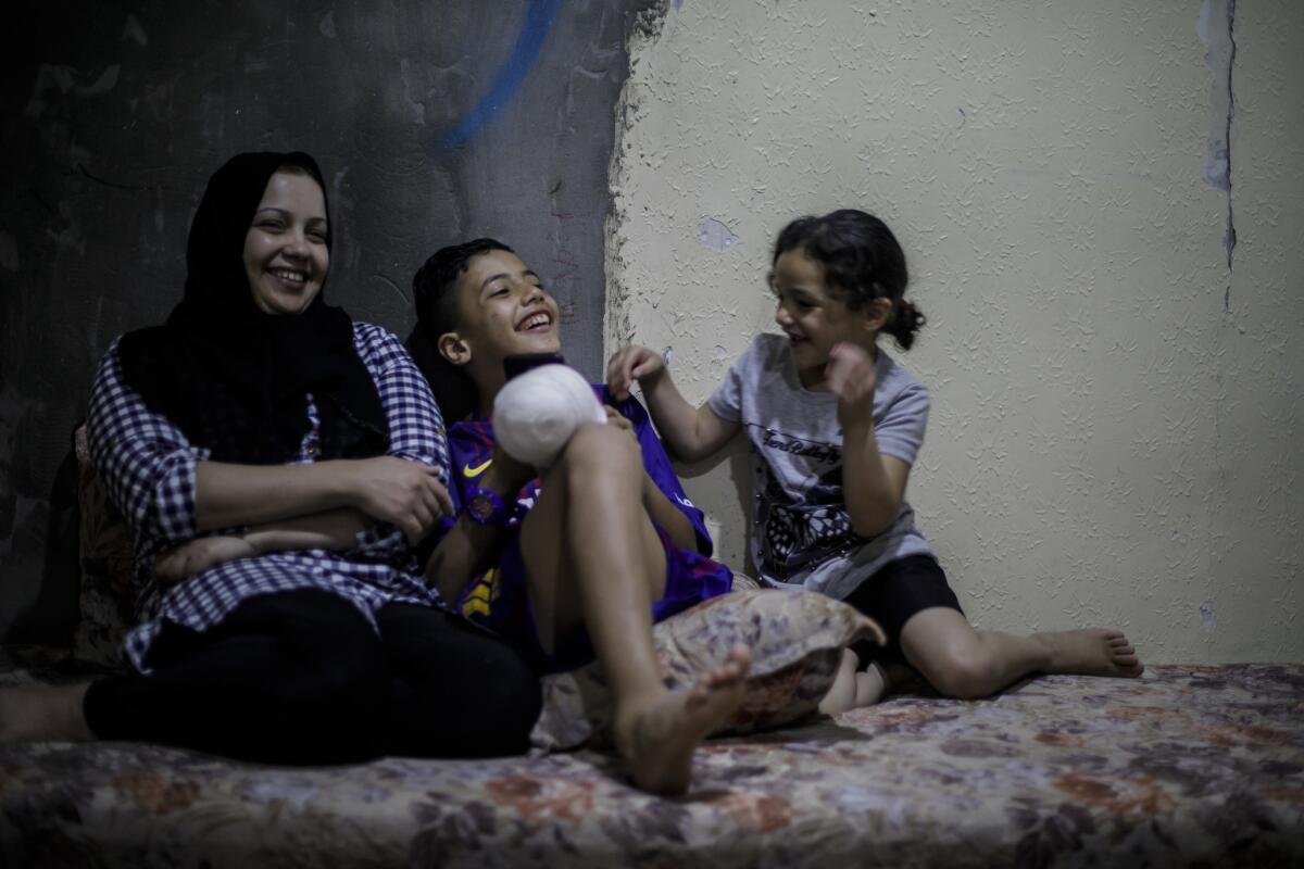 Abdel-Rahman Nofal interpreta a su madre, Fátima, y su hermana Maram, de 6 años.(Marcus Yam / Los Angeles Times)