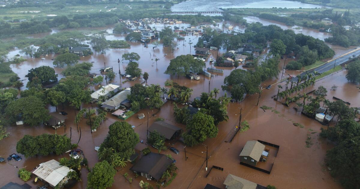 Milhares de pessoas no Havaí são instruídas a evacuar enquanto as autoridades alertam que a barragem de 120 anos pode falhar