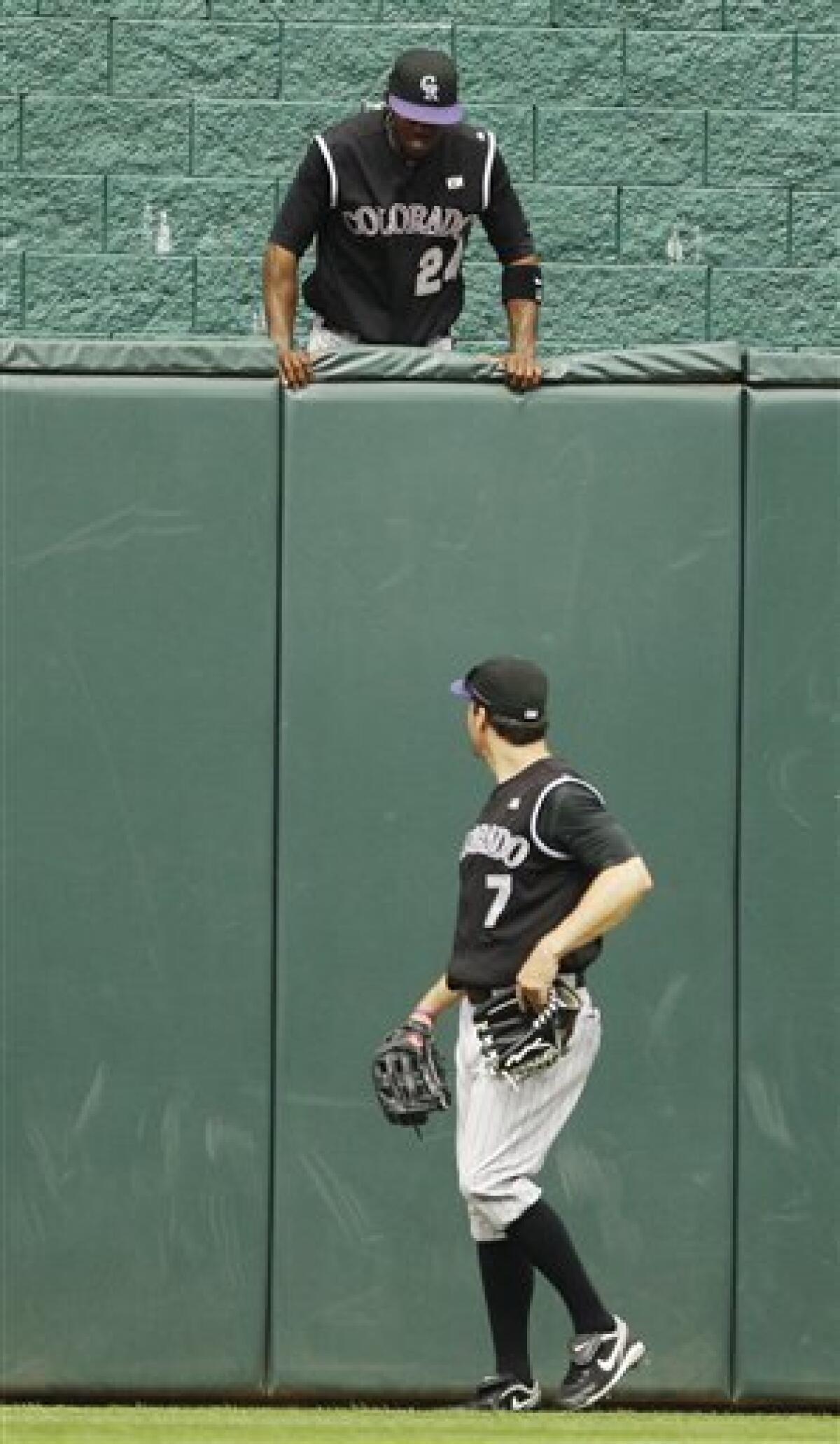 Kansas City Royals shortstop Tony Pena, left, takes the throw from