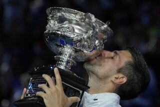 Novak Djokovic besa el trofeo de campeón del Abierto de Australia tras derrotar a Stefanos Tsitsipas en la final, el domingo 29 de enero de 2023, en Melbourne. (AP Foto/Aaron Favila)