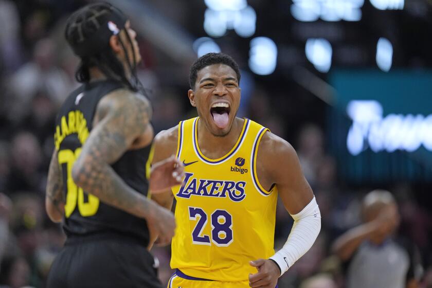 El alero de los Lakers de Los Ángeles Rui Hachimura (28) reacciona luego de encestar un triple ante los Jazz de Utah durante la segunda mitad del juego de baloncesto de la NBA, el miércoles 14 de febrero de 2024, en Salt Lake City. (AP Foto/Rick Bowmer)