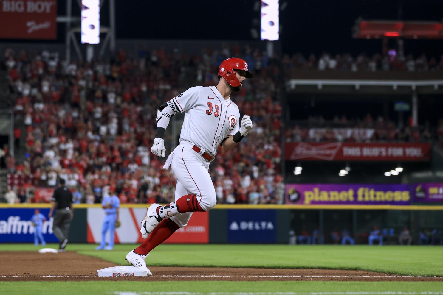 Winker drives in 4, Castillo lasts 7, Reds hold off Cards.