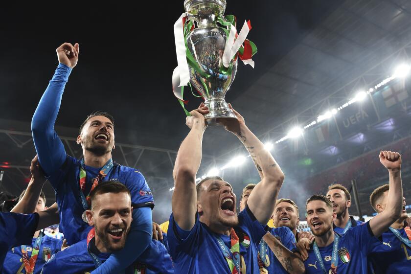 ARCHIVO - El italiano Andrea Belotti sostiene el trofeo del Campeonato Europeo tras derrotar a Inglaterra en la final, el 11 dejulio de 2021, en Londres. (Andy Rain/Pool Foto vía AP)