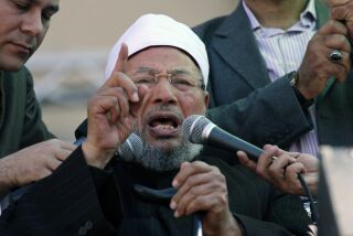 Youssef al-Qaradawi, un clérigo egipcio considerado como el líder espiritual de la Hermandad Musulmana, habla a sus seguidores el 18 de febrero de 2011 en El Cairo, Egipto. Al-Qaradawi falleció a los 96 años, se informó el 26 de septiembre de 2022. (AP Foto/Khalil Hamra, File)