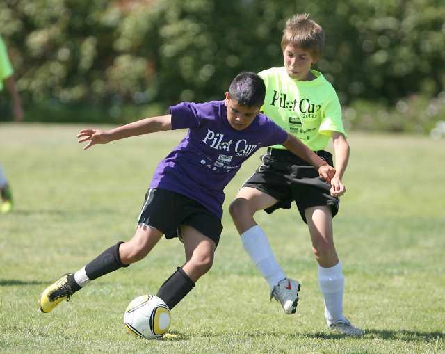 Whittier's Christian Sanchez, left, and Mariners Kevin Palmer go after control of ball in boys 5-6 gold championship game.