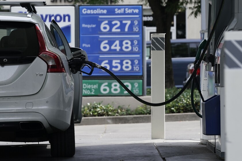 Una gasolinera en Sacramento, California, mostrando precios de más de 6 dólares por galón para diferentes tipos de gasolina 